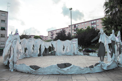 Aspecte del malmès monument de la Sardana al barri de Sant Pere i Sant Pau de Tarragona.