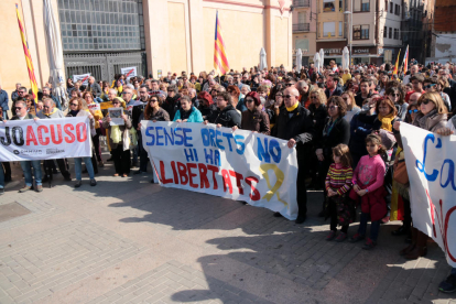 Pla general de les persones concentrades a la plaça Barcelona de Tortosa aquest 21-F al migdia. Imatge del 21 de febrer de 2019