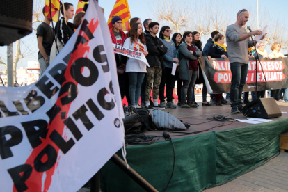 La tarima amb els representants de les entitats convocants de la vaga durant la lectura del manifest a la concentració de Tortosa.
