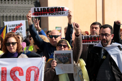 Manifestantes en la plaza Barcelona de Tortosa cantando 'Els Segadores' al final de la concentración del 21-F.