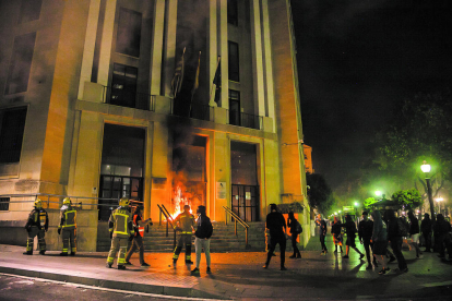Alguns manifestants van provocar un incendi a les portes de la delegació d'Hisenda.