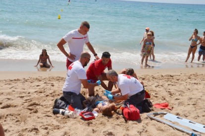 Imagen del simulacro en la playa Larga de Rueda.