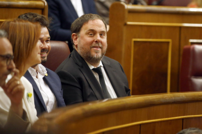 El presidente de ERC, Oriol Junqueras, sentado en el escaño del Congreso de los Diputados durante la sesión constitutiva de la cámara.