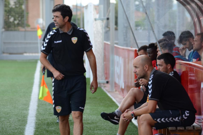 Alberto Gallego, durant un partit a la banqueta local de l'Estadi Municipal de la Pobla de Mafumet.