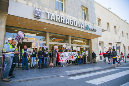 Plano abierto de la protesta de vigilantes de seguridad delante de la estación del ferrocarril en Tarragona.