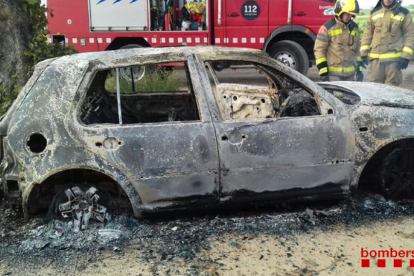 Imagen del vehículo incendiado en Vilabella.