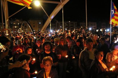 Pla picat d'una part del pont de l'Estat de Tortosa plena de gent amb espelmes durant al concentració en record dels presos. Imatge del 15 d'octubre del 2019 (horitzontal)
