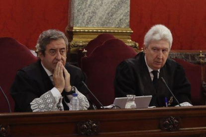Los fiscales Fidel Cadena y Javier Zaragoza durante una sesión del juicio del 1-O en el Tribunal Supremo.