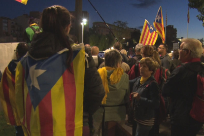 Plano medio de una manifestante de espalda con una estelada colgada, antes de que arrancara la Marxa per la Llibertat desde Tarragona.