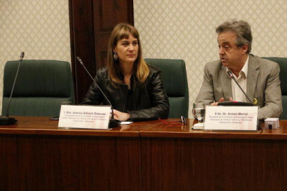 El president de la comissió d'investigació del 155, Antoni Morral, amb la presidenta del grup CatECP, Jéssica Albiach, al costat i una cadira buida aquest 13 de juny.