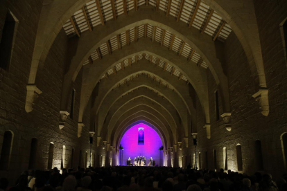 Gran pla general de l'Antic Dormitori dels Monjos de Poblet, amb 750 espectadors durant el concert inaugural del VII Festival de Música Antiga.