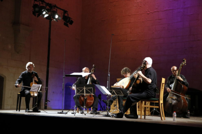 Pla general de l'escenari del Monestir de Poblet durant la interpretació de 'Stabat Mater', amb el mestre Jordi Savall tocant la viola de gamba. Imatge del 16 d'agost del 2019