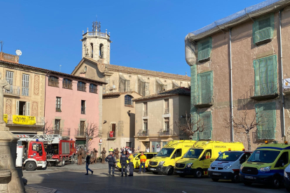 Pla general de la plaça de Centelles amb ambulàncies i el campanar de fons.