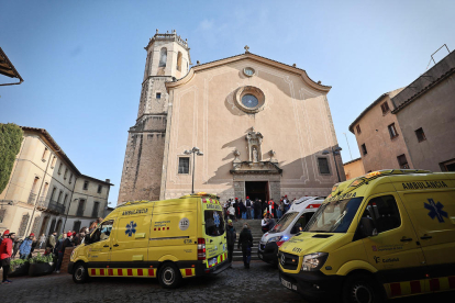 Pla general dels serveis d'emergències mèdiques davant de l'església i el campanar de Centelles