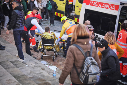Los servicios médicos atienden a uno de los heridos a la explosión del campanario de Centelles