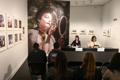 Una fotografia d'Ava Gadner va presidir la roda de premsa de Cynthia Young i Glòria Olivé.