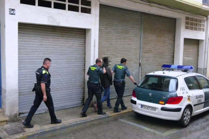 L'actuació policial la van dur a terme la Guàrdia Civil conjuntament amb la Policia Local de Sant Carles de la Ràpita.