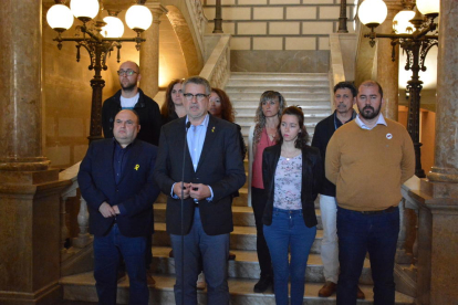 Pau Ricomà, con el resto del equipo de Gobierno durante la declaración institucional