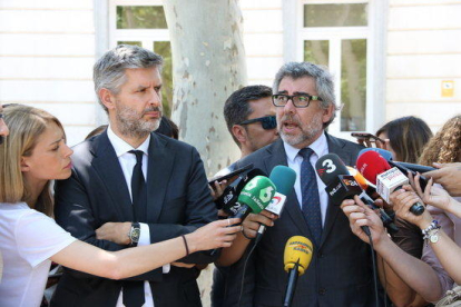 Los letrados Andreu Van den Eynde y Jordi Pina en una atención a los medios ante el Tribunal Supremo este 4 de junio.