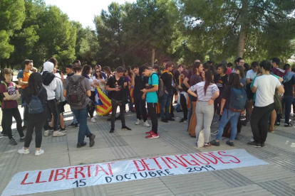 Los estudiantes han extendido una pancarta en que se puede leer 'Libertad detenidas' delante de la comisaría de los Mossos d'Esquadra de Campclar.