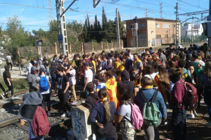 Els manifestants han entrat a les vies del tren de Reus.