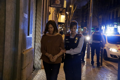 La mare de Girona torna al pis emmanillada