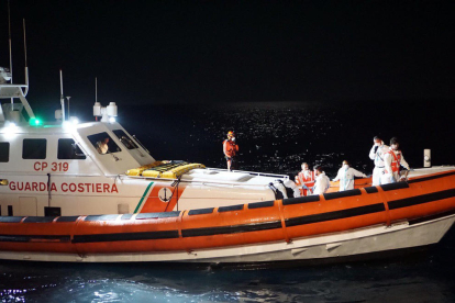 Embarcación de los guardacostas italianos que han escoltado una patera con 57 migrantes que ha atracado en el puerto de Lampedusa el sábado por la noche.