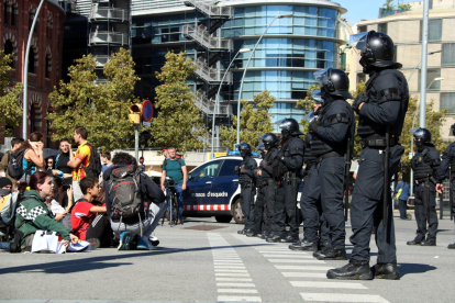 Imagen de un cordón de Mossos d'Esquadra ante la concentración de estudiantes que ha cortado la plaza Espanya el 16 de octubre