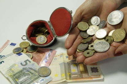 Imagen de archivo de pesetas y euros