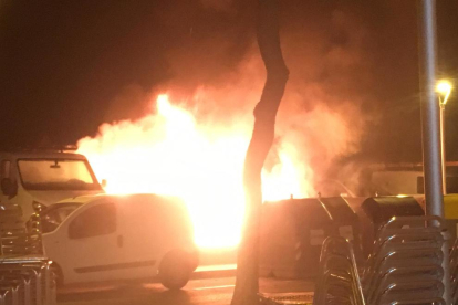 El foc ha cremat cinc vehicles.