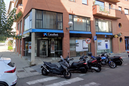 Imatge de les oficines de CaixaBank al carrer Sant Joan del barri tarragoní del Serrallo.
