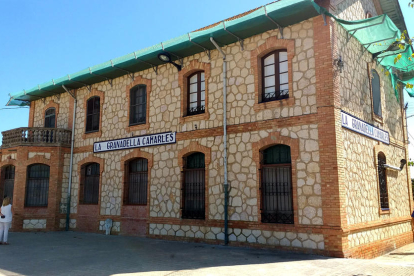 La estación de Camarles que Adif ha cedido al Consell Comarcal del Baix Ebre para hacer viviendas sociales de urgencia.