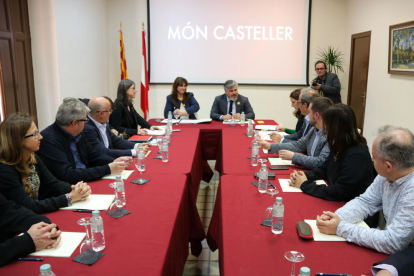 La reunión del Consorci del Museu Casteller de Catalunya, con la presencia de la consellera de Cultura, Laura Borràs, en el Ayuntamiento de Valls.