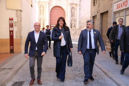 La consellera de Cultura, Laura Borràs, en una visita a Valls, con el alcalde de la ciudad, Albert Batet, y el delegado del Govern en Tarragona, Òscar Peris.