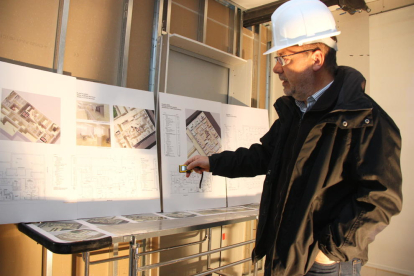 L'arquitecte del nou Centre MQ Reus, Carles Busquets, mostrant els plànols de la instal·lació.