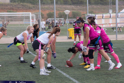 Dos equips femenins de Flag Football competint en l'europeu de l'any passat a Cambrils.