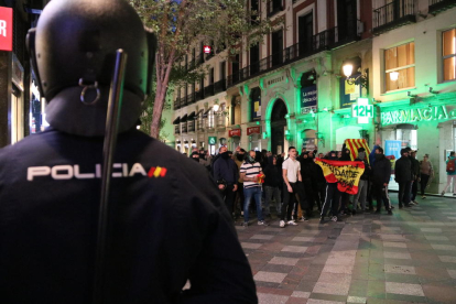 Plano general de la contramanifestación de ultranacionalistas españoles cerca de la Puerta del Sol con uno antidisturbios.