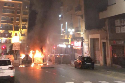 Contenidors cremant al carrer Unió.