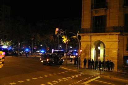 La plaça d'Antonio López, entre Via Laietana i Passeig de Colom, amb furgonetes policials i agents.