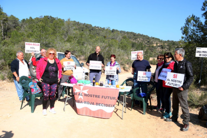 Als membres de la plataforma 'Riba-roja decideix' en l'acció per defensar el projecte de l'abocador.