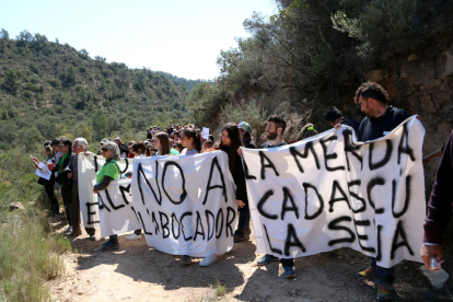 Miembros de las plataformas 'Almatret Net' y la 'Ribera Digna'  en la acción para denunciar el proyecto del vertedero.