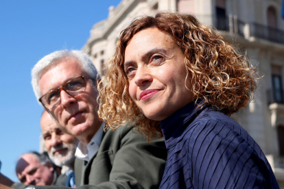 La candidata del PSC al 28-A, Meritxell Batet, con el alcalde de Tarragona, Josep Fèlix Ballesteros, desde el balcón de Mediterráneo.