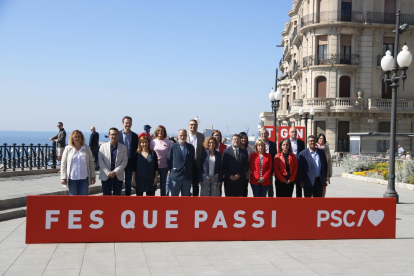 La candidata del PSC al 28-A, Meritxell Batet, con la candidatura de Tarragona desde el balcón de Mediterráneo.