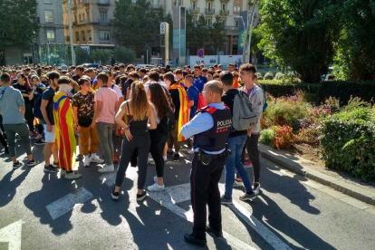 Estudiants manifestant-se als carrers de Reus aquest dijous.