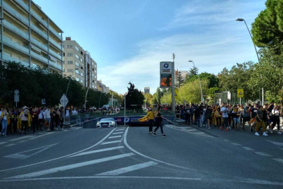 Estudiantes manifestándose en las calles de Reus este jueves.