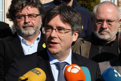 L'expresident Carles Puigdemont durant l'atenció als mitjans després de la reunió del Consell per la República, a Waterloo.