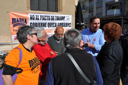 Ismael Cortés a la concentració de la Marea Pensionista a la plaça de Corsini.