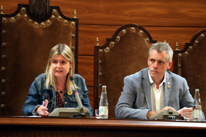 La presidenta de la Diputació de Tarragona, Noemí Llauradó, i del vicepresident Adam Tomàs en el ple del 17 d'octubre del 2019.