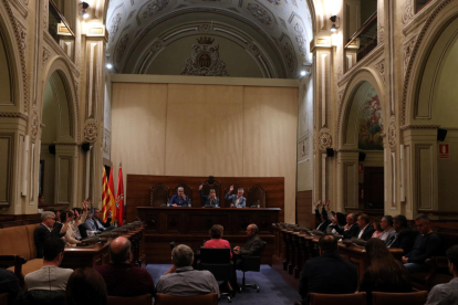 Pla general dels diputats d'ERC i JxCat votant a favor de la moció de resposta a la sentència en el ple extraordinari de la Diputació de Tarragona del 18 d'octubre del 2019