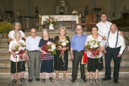 La concejala de Servicios Sociales, Maria Roca, y el alcade, Robert Figueras, con algunos de los homenajeados.
